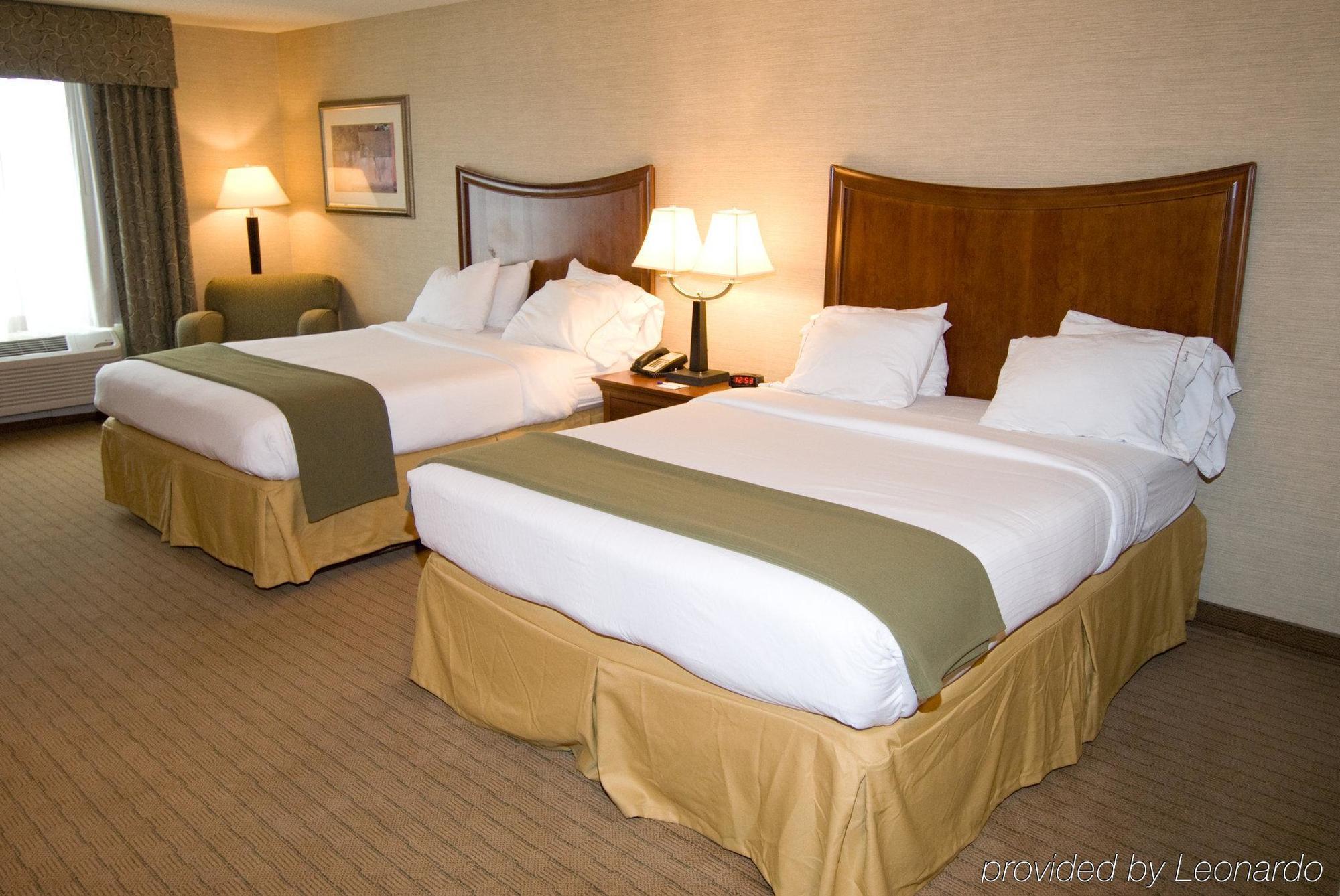Holiday Inn Express Hotel & Suites Urbana-Champaign-U Of I Area By Ihg Exterior photo