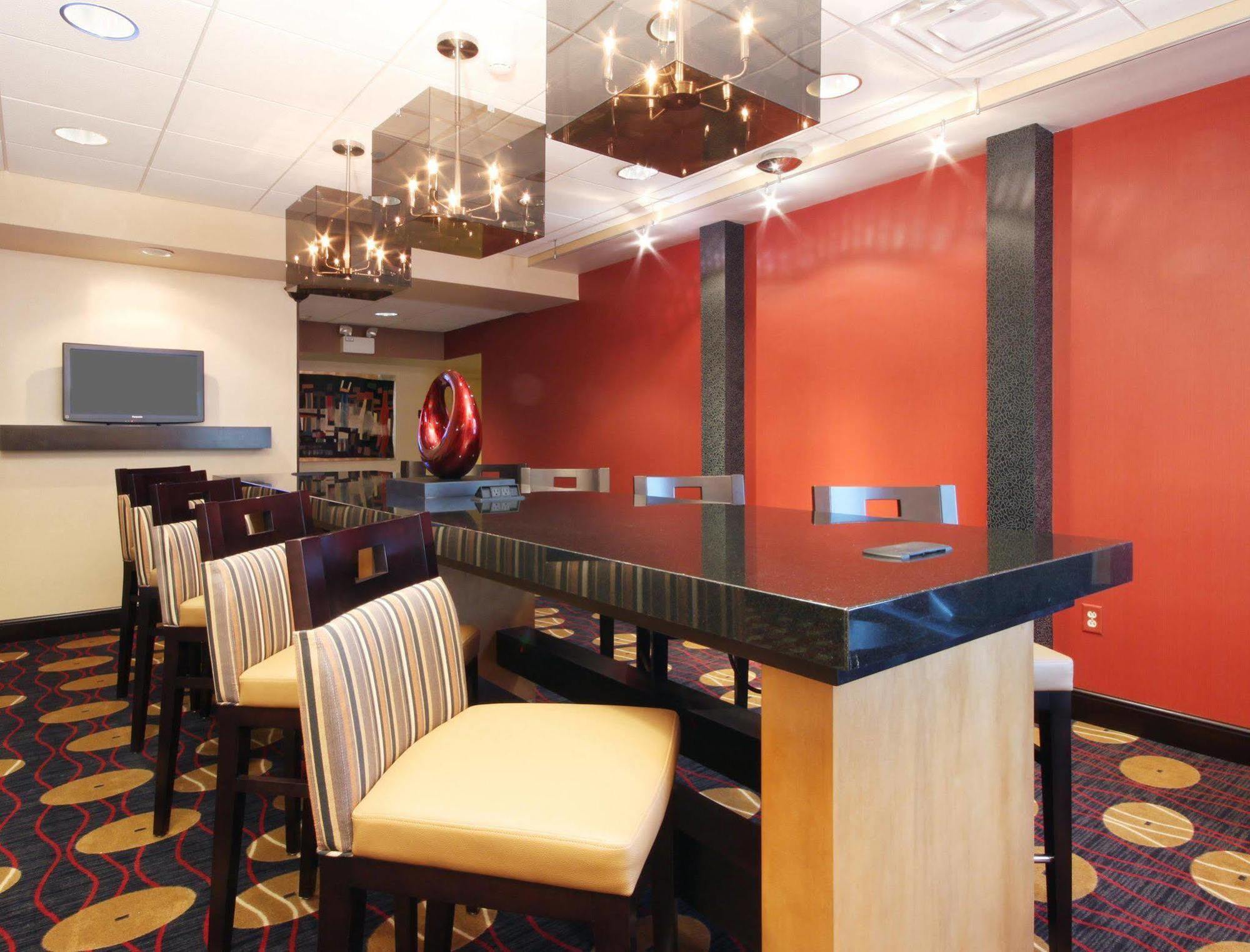 Holiday Inn Express Hotel & Suites Urbana-Champaign-U Of I Area By Ihg Exterior photo