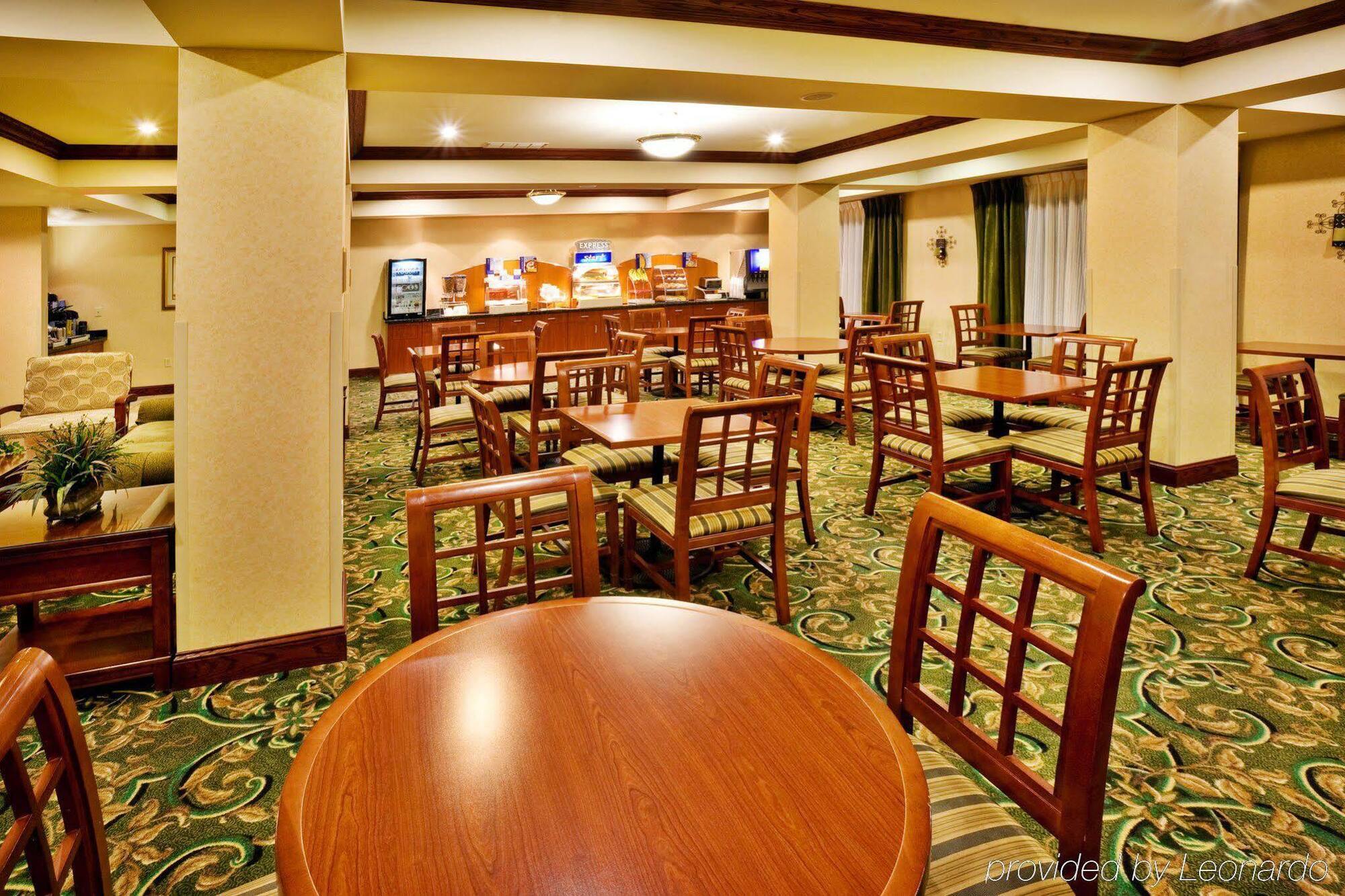 Holiday Inn Express Hotel & Suites Urbana-Champaign-U Of I Area By Ihg Exterior photo
